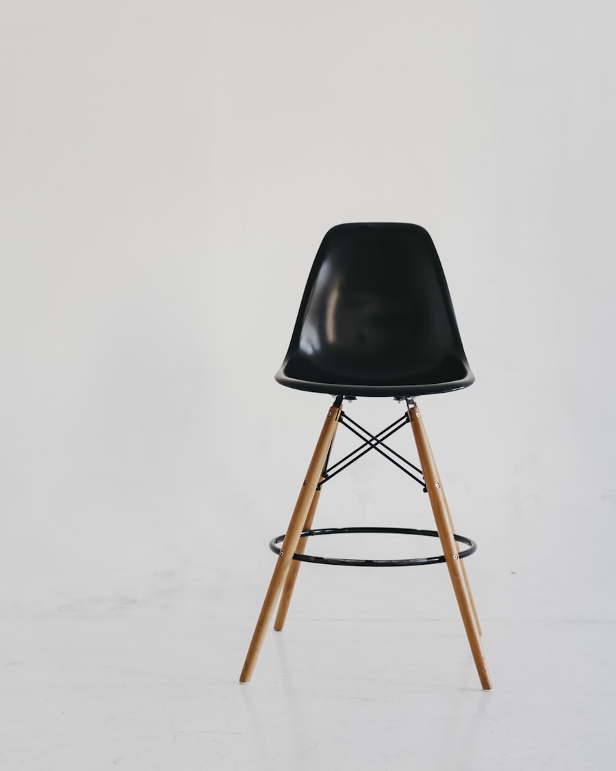 Accent chair with wood legs